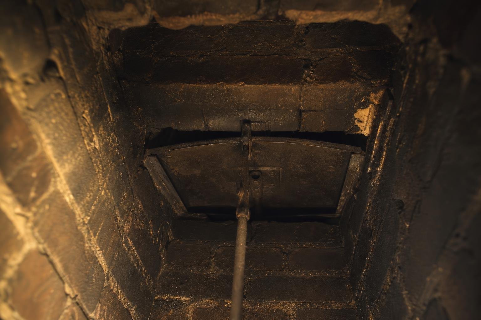 Chimney damper linked to a weak or reversed draft